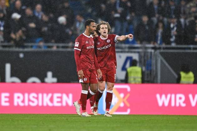 01 11 2025, Soccer, 2 Bundesliga, 11 Matchday Season 2025 2026, SV Darmstadt 98 DSC Arminia Bielefeld, Noah Joel Sarenren Bazee DSC Arminia Bielefeld , Mael Corboz DSC Arminia Bielefeld xRHR PHOTO TKx Copyright: RHR-FOTOx RHR-FOTO TK