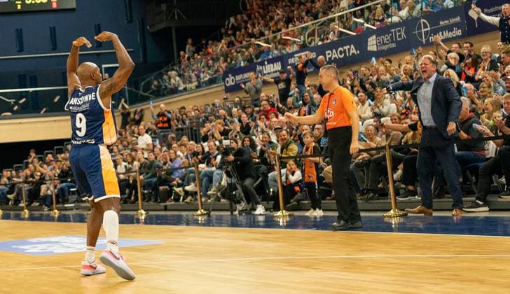 1 11 2025, Basketball, Men, easy credit BBL, easy credit Bundesliga, BBL, Bundesliga, Matchday 6, Rostock Seawolves EWE Baskets Oldenburg DeAndre Lansdowne Rostock Seawolves, li cheers in front of the crowd Rostock Stadthalle Mecklenburg-Vorpommern Germany