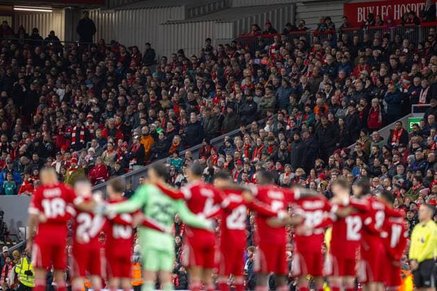Football - FA Premier League - Liverpool FC v Aston Villa FC LIVERPOOL, ENGLAND - Saturday, November 1, 2025: Liverpool supporters standing for a minute silence for Remembrance Day before the FA Premier League match between Liverpool FC and Aston Villa FC at Anfield. (Photo by David Rawcliffe Propaganda) LIVERPOOL Anfield MERSEYSIDE ENGLAND  Copyright: xDavidxRawcliffex P2025-11-01-Liverpool_Aston_Villa-35