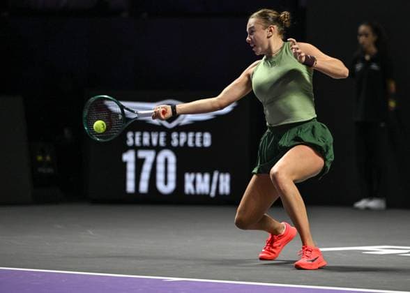 WTA, Tennis Damen Finals 2025 in Riyadh - Day One RIYADH, SAUDI ARABIA – NOVEMBER 01: Amanda Anisimowa of of the United States plays against Elena Rybakina of Kazakhstan during their match on Day 1 of the 2025 WTA Finals, part of the Hologic WTA Tour, at King Saud University Indoor Arena in Riyadh, Saudi Arabia, on November 1, 2025. Artur Widak Anadolu Riyadh Saudi Arabia. Editorial use only. Please get in touch for any other usage.  Copyright: x2025xAnadoluxArturxWidakx