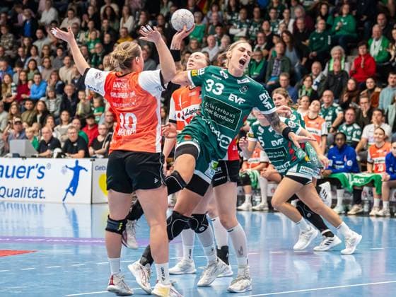 Luisa Schulze Frisch Auf Women, 33 in a duel at the circle with Maxi Muehlner HSG Blomberg Lippe, 10 and Nieke Kuehne HSG Blomberg Lippe, 09 , Frisch Auf Goeppingen vs HSG Blomberg Lippe, Handball, 1 Bundesliga, Season 2025 2026, 01 11 2025 Frisch Auf Goeppingen vs HSG Blomberg Lippe, Handball, 1 Bundesliga, Season 2025 2026, 01 11 2025 Goeppingen Copyright: xMichaelxSchmidt Eibner-Pressefotx EP_MST