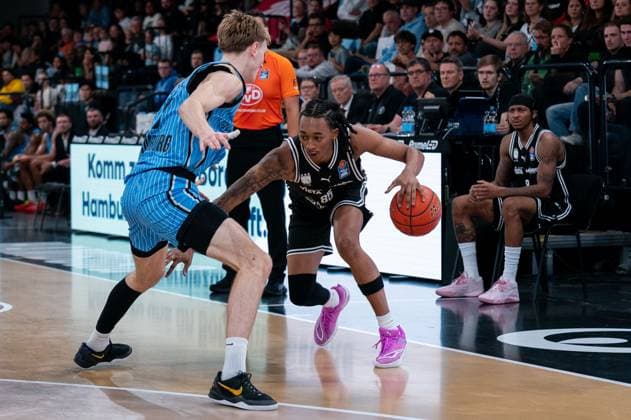 Austin Crowley BMA365 Bamberg Baskets, 85 dribbling against Jared Grey Veolia Towers Hamburg, 08 , GER, Veolia Towers Hamburg vs BMA365 Bamberg Baskets, Basketball, Bundesliga, Matchday 6, Season 2025 2026, 01 11 2025 GER, Veolia Towers Hamburg vs BMA365 Bamberg Baskets, Basketball, Bundesliga, Matchday 6, Season 2025 2026, 01 11 2025 Hamburg Copyright: xEibner-Pressefoto MaxxVincenx EP_MVN