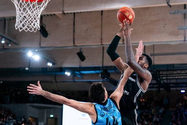 Benedikt Turudic Veolia Towers Hamburg, 44 defends hard against Ejiofor Onu BMA365 Bamberg Baskets, 35 , Hand in front of the face, GER, Veolia Towers Hamburg vs BMA365 Bamberg Baskets, Basketball, Bundesliga, Matchday 6, Season 2025 2026, 01 11 2025 GER, Veolia Towers Hamburg vs BMA365 Bamberg Baskets, Basketball, Bundesliga, Matchday 6, Season 2025 2026, 01 11 2025 Hamburg Copyright: xEibner-Pressefoto MaxxVincenx EP_MVN