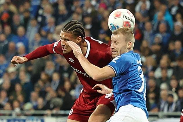 01 11 2025, xrekx, Fußball 2 Bundesliga, SV Darmstadt 98 Arminia Bielefeld v l Joel Felix Arminia Bielefeld Fabian Holland SV Darmstadt 98 Zweikampf, Aktion, action, battle for the ball DFL DFB REGULATIONS PROHIBIT ANY USE OF PHOTOGRAPHS as IMAGE SEQUENCES and or QUASI VIDEO Darmstadt