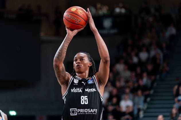 Austin Crowley BMA365 Bamberg Baskets, 85 at free throw, single image, single photo, portrait, portrait, cropped, GER, Veolia Towers Hamburg vs BMA365 Bamberg Baskets, Basketball, Bundesliga, Matchday 6, Season 2025 2026, 01 11 2025 GER, Veolia Towers Hamburg vs BMA365 Bamberg Baskets, Basketball, Bundesliga, Matchday 6, Season 2025 2026, 01 11 2025 Hamburg Copyright: xEibner-Pressefoto MaxxVincenx EP_MVN