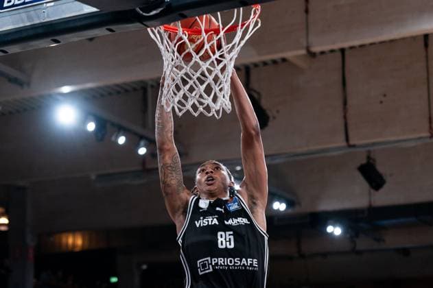 Austin Crowley BMA365 Bamberg Baskets, 85 at dunk, single image, single photo, portrait, portrait, cropped, GER, Veolia Towers Hamburg vs BMA365 Bamberg Baskets, Basketball, Bundesliga, Matchday 6, Season 2025 2026, 01 11 2025 GER, Veolia Towers Hamburg vs BMA365 Bamberg Baskets, Basketball, Bundesliga, Matchday 6, Season 2025 2026, 01 11 2025 Hamburg Copyright: xEibner-Pressefoto MaxxVincenx EP_MVN