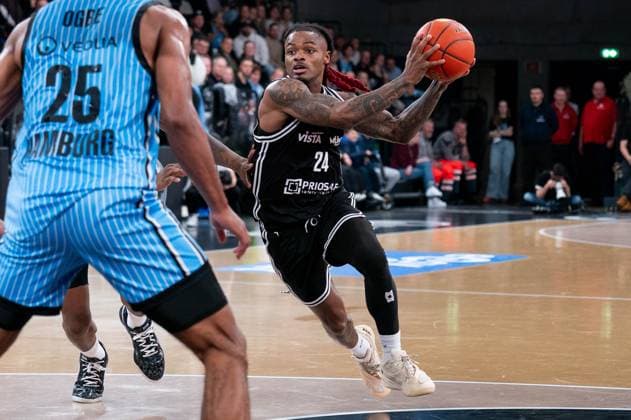 Cobe Williams BMA365 Bamberg Baskets, 24 dribbling against Justin Edler Davis Veolia Towers Hamburg, 19 , GER, Veolia Towers Hamburg vs BMA365 Bamberg Baskets, Basketball, Bundesliga, Matchday 6, Season 2025 2026, 01 11 2025 GER, Veolia Towers Hamburg vs BMA365 Bamberg Baskets, Basketball, Bundesliga, Matchday 6, Season 2025 2026, 01 11 2025 Hamburg Copyright: xEibner-Pressefoto MaxxVincenx EP_MVN