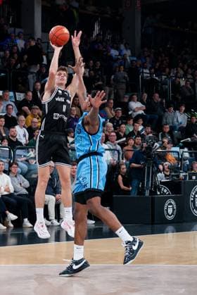 Richard Balint BMA365 Bamberg Baskets, 11 on throw against Justin Edler Davis Veolia Towers Hamburg, 19 , GER, Veolia Towers Hamburg vs BMA365 Bamberg Baskets, Basketball, Bundesliga, Matchday 6, Season 2025 2026, 01 11 2025 GER, Veolia Towers Hamburg vs BMA365 Bamberg Baskets, Basketball, Bundesliga, Matchday 6, Season 2025 2026, 01 11 2025 Hamburg Copyright: xEibner-Pressefoto MaxxVincenx EP_MVN