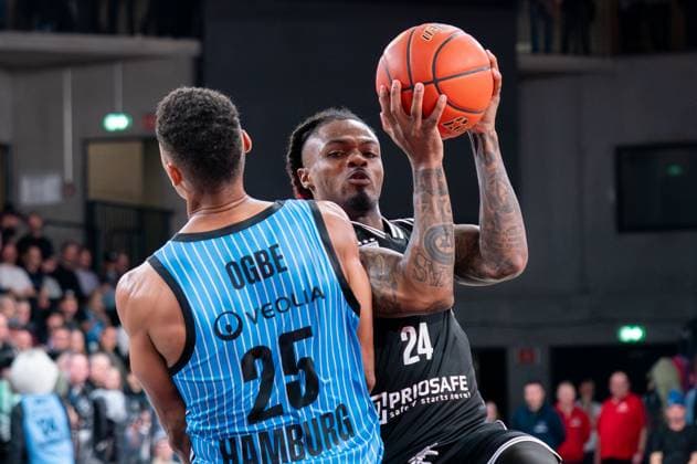 Cobe Williams BMA365 Bamberg Baskets, 24 in duel with Kenneth Ogbe Veolia Towers Hamburg, 25 , GER, Veolia Towers Hamburg vs BMA365 Bamberg Baskets, Basketball, Bundesliga, Matchday 6, Season 2025 2026, 01 11 2025 GER, Veolia Towers Hamburg vs BMA365 Bamberg Baskets, Basketball, Bundesliga, Matchday 6, Season 2025 2026, 01 11 2025 Hamburg Copyright: xEibner-Pressefoto MaxxVincenx EP_MVN