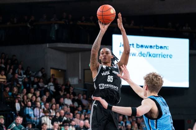 Austin Crowley BMA365 Bamberg Baskets, 85 on throw, Zsombor Maronka Veolia Towers Hamburg, 05 , GER, Veolia Towers Hamburg vs BMA365 Bamberg Baskets, Basketball, Bundesliga, Matchday 6, Season 2025 2026, 01 11 2025 GER, Veolia Towers Hamburg vs BMA365 Bamberg Baskets, Basketball, Bundesliga, Matchday 6, Season 2025 2026, 01 11 2025 Hamburg Copyright: xEibner-Pressefoto MaxxVincenx EP_MVN