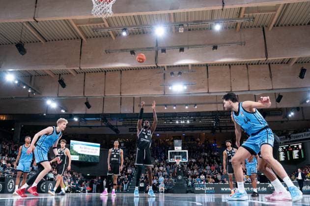 Ejiofor Onu BMA365 Bamberg Baskets, 35 on free throw, GER, Veolia Towers Hamburg vs BMA365 Bamberg Baskets, Basketball, Bundesliga, Matchday 6, Season 2025 2026, 01 11 2025 GER, Veolia Towers Hamburg vs BMA365 Bamberg Baskets, Basketball, Bundesliga, Matchday 6, Season 2025 2026, 01 11 2025 Hamburg Copyright: xEibner-Pressefoto MaxxVincenx EP_MVN