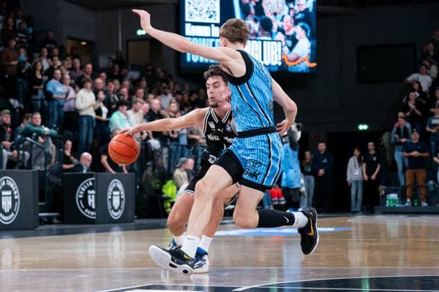 Zachary Ensminger BMA365 Bamberg Baskets, 01 dribbling against Jared Grey Veolia Towers Hamburg, 08 , GER, Veolia Towers Hamburg vs BMA365 Bamberg Baskets, Basketball, Bundesliga, Matchday 6, Season 2025 2026, 01 11 2025 GER, Veolia Towers Hamburg vs BMA365 Bamberg Baskets, Basketball, Bundesliga, Matchday 6, Season 2025 2026, 01 11 2025 Hamburg Copyright: xEibner-Pressefoto MaxxVincenx EP_MVN