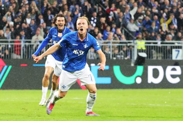 01 11 2025, xtvx, Fußball 2 Bundesliga, SV Darmstadt 98 Arminia Bielefeld v l Goal scored, Tor zum 2 1 Isac Lidberg SV Darmstadt 98 Torjubel, Goal celebration, celebrate the goal, celebrates scoring DFL DFB REGULATIONS PROHIBIT ANY USE OF PHOTOGRAPHS as IMAGE SEQUENCES and or QUASI VIDEO Darmstadt