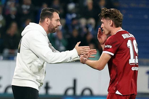 01 11 2025, xrekx, Fußball 2 Bundesliga, SV Darmstadt 98 Arminia Bielefeld v l Torjubel nach dem Tor zum celebrating the goal celebrate 1 1 durch Noah Sarenren Bazee Arminia Bielefeld Mitch Kniat Trainer Arminia Bielefeld gibt Anweisungen, gesticulates, gesticulates with arms gives instructions, gesticulates Maximilian Großer Arminia Bielefeld DFL DFB REGULATIONS PROHIBIT ANY USE OF PHOTOGRAPHS as IMAGE SEQUENCES and or QUASI VIDEO Darmstadt