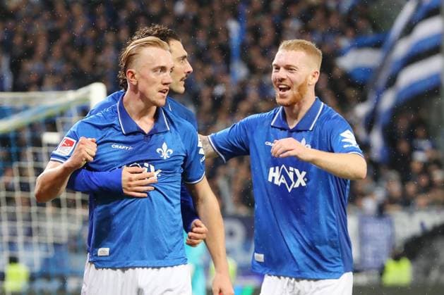 01 11 2025, xtvx, Fußball 2 Bundesliga, SV Darmstadt 98 Arminia Bielefeld v l Goal scored, Tor zum 2 1 Isac Lidberg SV Darmstadt 98 Torjubel, Goal celebration, celebrate the goal, celebrates scoring Isac Lidberg SV Darmstadt 98 Fraser Hornby SV Darmstadt 98 Kai Klefisch SV Darmstadt 98 DFL DFB REGULATIONS PROHIBIT ANY USE OF PHOTOGRAPHS as IMAGE SEQUENCES and or QUASI VIDEO Darmstadt