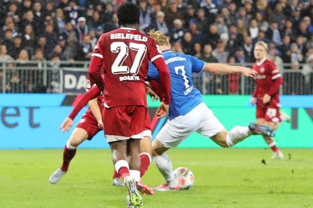 01 11 2025, xtvx, Soccer 2 Bundesliga, SV Darmstadt 98 Arminia Bielefeld v l Goal scored, Goal to 2 1 Isac Lidberg SV Darmstadt 98 DFL DFB REGULATIONS PROHIBIT ANY USE OF PHOTOGRAPHS as IMAGE SEQUENCES and or QUASI VIDEO Darmstadt