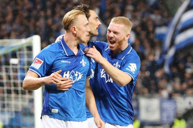 01 11 2025, xtvx, Fussball 2 Bundesliga, SV Darmstadt 98 Arminia Bielefeld v l Goal scored, Goal to 2 1 Isac Lidberg SV Darmstadt 98 Torjubel, Goal celebration, celebrate the goal, celebrates scoring Isac Lidberg SV Darmstadt 98 Fraser Hornby SV Darmstadt 98 DFL DFB REGULATIONS PROHIBIT ANY USE OF PHOTOGRAPHS as IMAGE SEQUENCES and or QUASI VIDEO Darmstadt