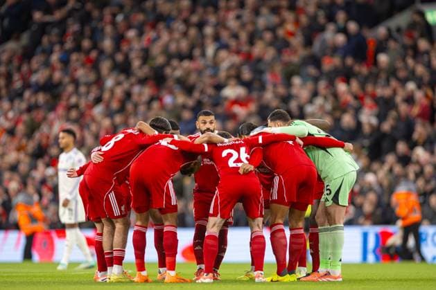 Football - FA Premier League - Liverpool FC v Aston Villa FC LIVERPOOL, ENGLAND - Saturday, November 1, 2025: Liverpool s players form a pre-match huddle before the FA Premier League match between Liverpool FC and Aston Villa FC at Anfield. (Photo by David Rawcliffe Propaganda) LIVERPOOL Anfield MERSEYSIDE ENGLAND  Copyright: xDavidxRawcliffex P2025-11-01-Liverpool_Aston_Villa-40