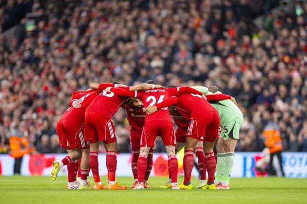 Football - FA Premier League - Liverpool FC v Aston Villa FC LIVERPOOL, ENGLAND - Saturday, November 1, 2025: Liverpool players form a pre-match huddle before the FA Premier League match between Liverpool FC and Aston Villa FC at Anfield. (Photo by David Rawcliffe Propaganda) LIVERPOOL Anfield MERSEYSIDE ENGLAND  Copyright: xDavidxRawcliffex P2025-11-01-Liverpool_Aston_Villa-42