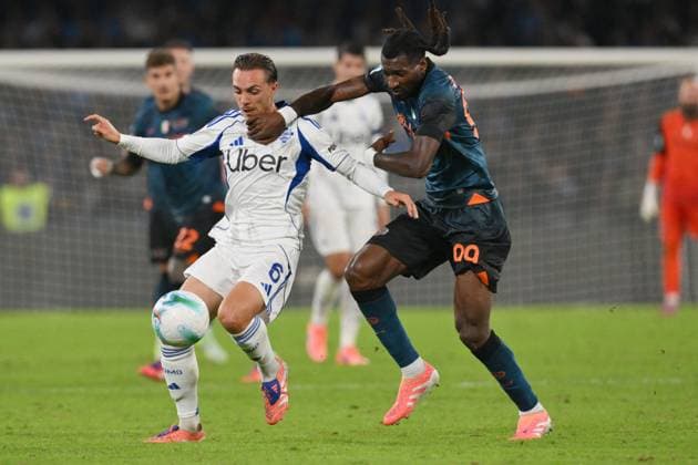 CALCIO - Serie A - SSC Napoli vs Como 1907 Maxence Caqueret of Como 1907 under pressure from Andre-Frank Zambo Anguissa of SSC Napoli during the match of 10th day of the Serie A Championship between S.S.C. Napoli and Como 1907 at the Maradona Stadium on Nov 1, 2025 in Naples, Italy. during SSC Napoli vs Como 1907, Italian soccer Serie A match in Naples, Italy, November 01 2025 Naples Italy  Copyright: xIPAxSport ABACAx