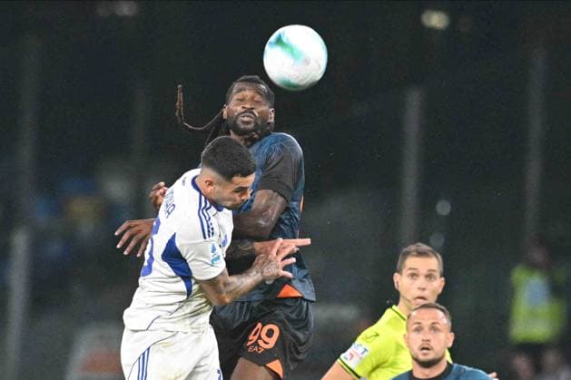 CALCIO - Serie A - SSC Napoli vs Como 1907 Andre Frank Zambo Anguissa of SSC Napoli competes for the ball with Lucas Da Cunha of Como 1907 during the Seie A Enelive match between SSC Napoli vs Como 1907 at Diego Armndo Maradona Stadium Naples Italy  Copyright: xIPAxSport ABACAx