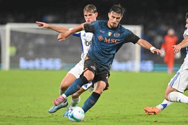 CALCIO - Serie A - SSC Napoli vs Como 1907 Elmas Eljif of SSC Napoli competes for the ball with Nico Paz of Como 1907 during the Seie A Enelive match between SSC Napoli vs Como 1907 at Diego Armndo Maradona Stadium Naples Italy  Copyright: xIPAxSport ABACAx