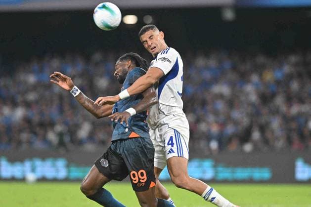CALCIO - Serie A - SSC Napoli vs Como 1907 Andre Frank Zambo Anguissa of SSC Napoli competes for the ball with Diego Carlos of Como 1907 during the Seie A Enelive match between SSC Napoli vs Como 1907 at Diego Armndo Maradona Stadium Naples Italy  Copyright: xIPAxSport ABACAx