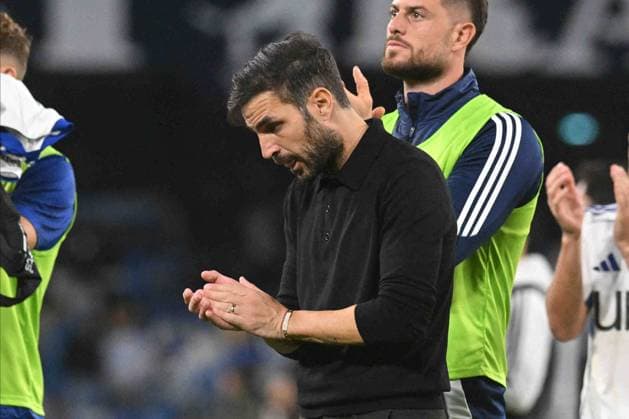 CALCIO - Serie A - SSC Napoli vs Como 1907 Cesc Fabregas coach of Como 1907 thank s his fans at the and of the Serie A Enelive match between SSC Napoli vs Como 1907 at Diego Armndo Maradona Stadium Naples Italy  Copyright: xIPAxSport ABACAx