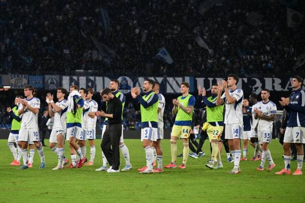 CALCIO - Serie A - SSC Napoli vs Como 1907 Como players greet the fans during the match of 10th day of the Serie A Championship between S.S.C. Napoli and Como 1907 at the Maradona Stadium on Nov 1, 2025 in Naples, Italy. during SSC Napoli vs Como 1907, Italian soccer Serie A match in Naples, Italy, November 01 2025 Naples Italy  Copyright: xIPAxSport ABACAx