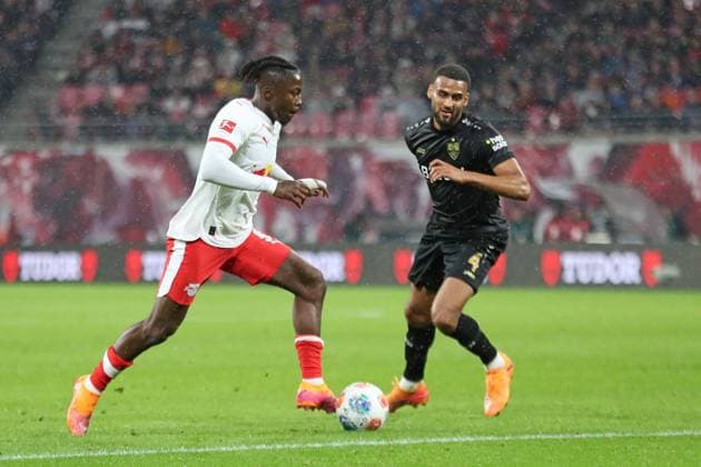 RB Leipzig vs VfB Stuttgart, 01 11 2025 LEIPZIG, GERMANY NOVEMBER 1 Johan Bakayoko 9, RB Leipzig in front of Josha Vagnoman 4, VfB Stuttgart during the Bundesliga match between RB Leipzig vs VfB Stuttgart at Red Bull Arena on matchday 9 of Bundesliga 1 on November 1, 2025 in Leipzig, Germany DFL REGULATIONS PROHIBIT ANY USE OF PHOTOGRAPHS AS IMAGE SEQUENCES AND OR QUASI VIDEO Copyright: xBEAUTIFULxSPORTS JanxKaeferx