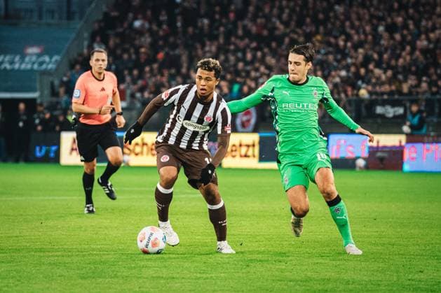 1 Bundesliga FC St Pauli Borussia Mönchengladbach, 01 11 25 Joel Chima Fujita FC St Pauli, 16 on the ball, behind Florian Neuhaus Borussia Mönchengladbach, 10 Football, 1 Bundesliga 2025 2026, 9 Matchday FC St Pauli Borussia Mönchengladbach on 01 11 2025 at Millerntor Stadion, Hamburg DFB DFL REGULATIONS PROHIBIT ANY USE OF PHOTOGRAPHS AS IMAGE SEQUENCES AND OR QUASI VIDEO Copyright: xBEAUTIFULxSPORTS Tonhäuserx