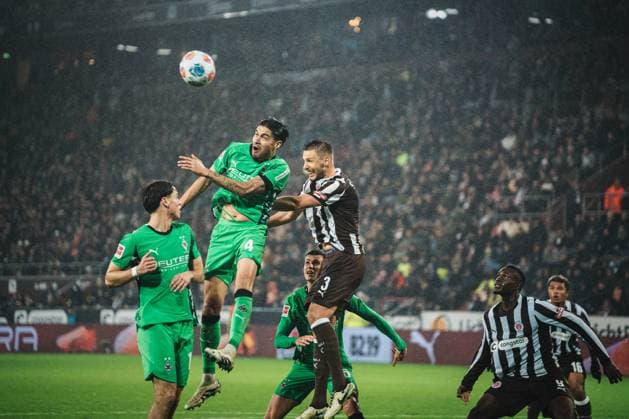 1 Bundesliga FC St Pauli Borussia Mönchengladbach, 01 11 25 Kevin Diks Borussia Mönchengladbach, 4 and Karol Mets FC St Pauli, 3 in header duel Football, 1 Bundesliga 2025 2026, 9 Matchday FC St Pauli Borussia Mönchengladbach on 01 11 2025 at Millerntor Stadion, Hamburg DFB DFL REGULATIONS PROHIBIT ANY USE OF PHOTOGRAPHS AS IMAGE SEQUENCES AND OR QUASI VIDEO Copyright: xBEAUTIFULxSPORTS Tonhäuserx