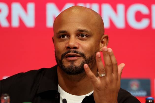 Football, Men, Bundesliga, Season 2025 2026, FC Bayern Munich Bayer 04 Leverkusen, Allianz Arena Vincent Kompany, Coach FC Bayern Munich at the post-match press conference, Head, Portrait, Hand, Hand movement DFB, DFL regulations prohibit any use of photographs as image sequences and or quasi video