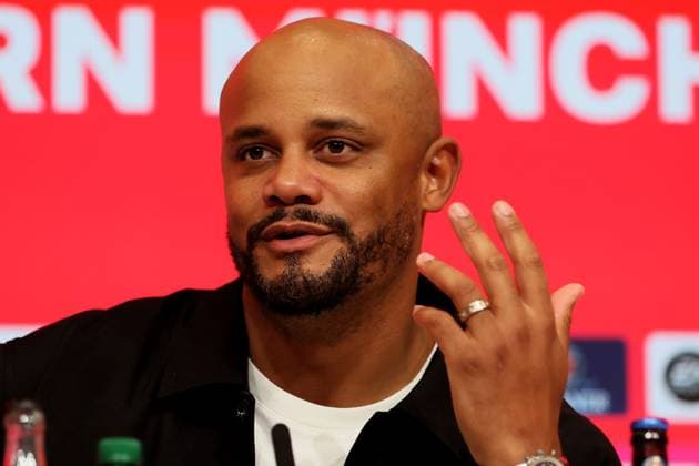 Football, Men, Bundesliga, Season 2025 2026, FC Bayern Munich Bayer 04 Leverkusen, Allianz Arena Vincent Kompany, Coach FC Bayern Munich at the press conference after the match, Head, Portrait ,Hand, Hand movement DFB, DFL regulations prohibit any use of photographs as image sequences and or quasi video