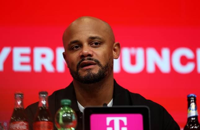 Football, Men, Bundesliga, Season 2025 2026, FC Bayern Munich Bayer 04 Leverkusen, Allianz Arena Vincent Kompany, Coach FC Bayern Munich at the post-match press conference, Head, Portrait DFB, DFL regulations prohibit any use of photographs as image sequences and or quasi video