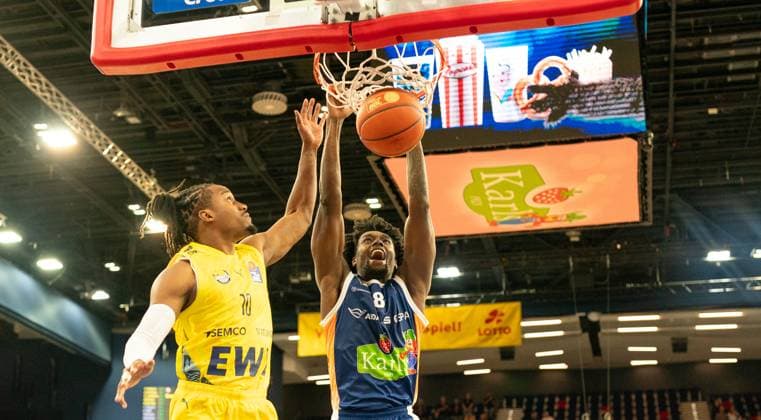 1 11 2025, Basketball, Men, easy credit BBL, easy credit Bundesliga, BBL, Bundesliga, Matchday 6, Rostock Seawolves EWE Baskets Oldenburg James Woodard EWE Baskets Oldenburg, left against Kassim Nicholson Rostock Seawolves, right Rostock Stadthalle Mecklenburg Vorpommern Germany