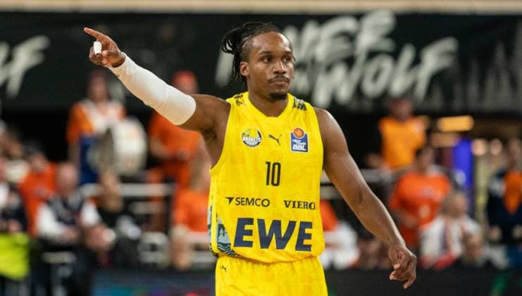 1 11 2025, Basketball, Men, easy credit BBL, easy credit Bundesliga, BBL, Bundesliga, 6 Matchday, Rostock Seawolves EWE Baskets Oldenburg James Woodard EWE Baskets Oldenburg Rostock Stadthalle Mecklenburg Vorpommern Germany