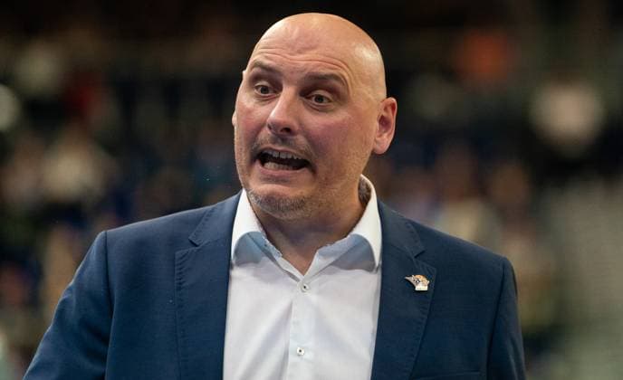 1 11 2025, Basketball, Men, easy credit BBL, easy credit Bundesliga, BBL, Bundesliga, Matchday 6, Rostock Seawolves EWE Baskets Oldenburg Coach PrzemysÅaw Frasunkiewicz Rostock Seawolves Rostock Stadthalle Mecklenburg-Vorpommern Germany
