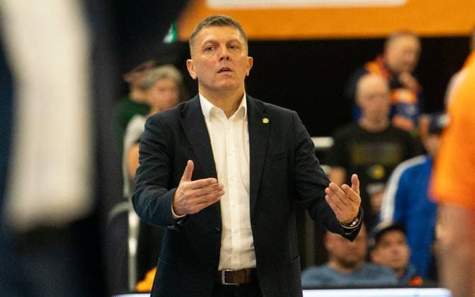 1 11 2025, Basketball, Men, easy credit BBL, easy credit Bundesliga, BBL, Bundesliga, Matchday 6, Rostock Seawolves EWE Baskets Oldenburg Coach Predrag Krunic EWE Baskets Oldenburg Rostock Stadthalle Mecklenburg-Vorpommern Germany