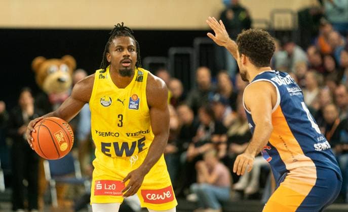 1 11 2025, Basketball, Men, easy credit BBL, easy credit Bundesliga, BBL, Bundesliga, 6 Matchday, Rostock Seawolves EWE Baskets Oldenburg Chris Clemons EWE Baskets Oldenburg, li against Elias Baguette Rostock Seawolves, re Rostock Stadthalle Mecklenburg Vorpommern Germany