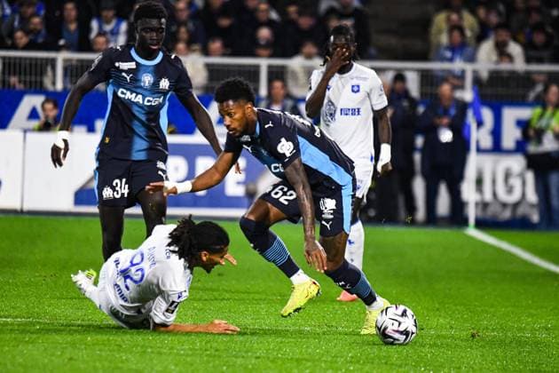 FOOTBALL : AJ Auxerre vs Olympique de Marseille - Ligue 1 - JournÃ e 11 - 01 11 2025 Amir Murillo (OM) Clement Akpa (AJ Auxerre) RennesFrance  Copyright: xBaptistexAutissierx
