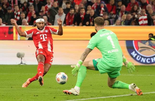 01 11 2024, 1 Bundesliga, Matchday 9, FC Bayern vs Bayer Leverkusen, Allianz Arena Muenchen, Football, Sport, in the picture The 1 0 by Serge Gnabry FC Bayern Muenchen , Mark Fleckken Bayer Leverkusen beaten