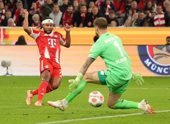 01 11 2024, 1 Bundesliga, Matchday 9, FC Bayern vs Bayer Leverkusen, Allianz Arena Muenchen, Football, Sport, in the picture The 1 0 by Serge Gnabry FC Bayern Muenchen , Mark Fleckken Bayer Leverkusen beaten