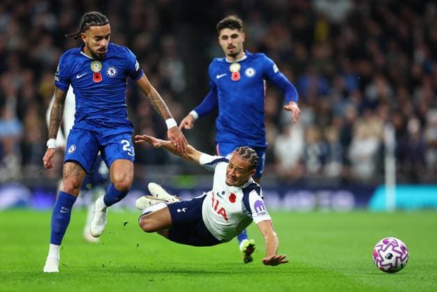 London, England, 1st November 2025. Malo Gusto of Chelsea and Xavi Simons of Tottenham Hotspur challenge for the ball during the Tottenham Hotspur vs Chelsea Premier League match at the Tottenham Hotspur Stadium, London. Picture credit should read: Paul Terry Sportimage EDITORIAL USE ONLY. No use with unauthorised audio, video, data, fixture lists, club league logos or live services. Online in-match use limited to 120 images, no video emulation. No use in betting, games or single club league player publications. SPI_052_PT_Tottenham_Chelsea SPI-4252-0052