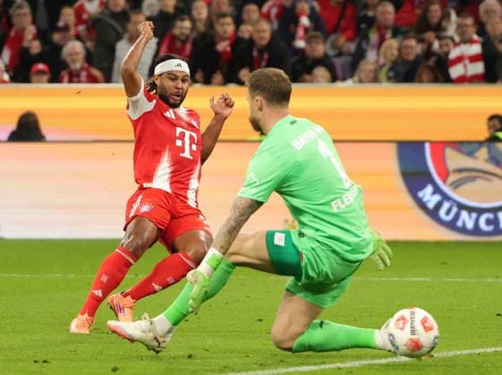 01 11 2024, 1 Bundesliga, Matchday 9, FC Bayern vs Bayer Leverkusen, Allianz Arena Muenchen, Football, Sport, in the picture The 1 0 by Serge Gnabry FC Bayern Muenchen , Mark Fleckken Bayer Leverkusen beaten