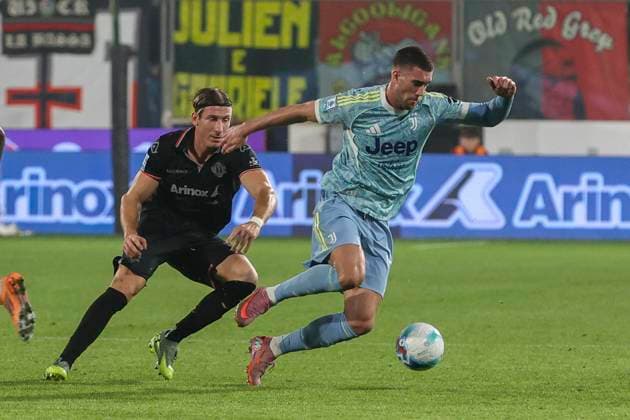 November 1, 2025, Cremona: Dusan Vlahovic of Juventus FC competes for the ball with Federico Baschirotto of US Cremonese during the italian soccer Serie A match between US Cremonesee vs Juventus FC on November 01, 2025 at the Renato Zini stadium in Cremona, Italy. ANSA . Soccer: Serie A; Cremonese Vs Juventus  - ZUMAa110 20251101_zaf_a110_029 Copyright: xDavidexCasentinix