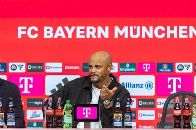 Vincent Kompany FC Bayern Muenchen, Head Coach PK Press Conference Mimic Gesture Gesture, GER, FC Bayern Muenchen vs Bayer 04 Leverkusen, Football, Bundesliga, 09 Matchday, Season 2025 2026, 01 11 2025, DFL DFB REGULATES PROHIBIT ANY USE OF PHOTOGRAPHS AS IMAGE SEQUENCES AND OR QUASI VIDEO, GER, FC Bayern Muenchen vs Bayer 04 Leverkusen, Football, Bundesliga, 09 Matchday, Season 2025 2026, 01 11 2025 Muenchen Copyright: xEibner-Pressefoto JanixPlessx EP_JPL