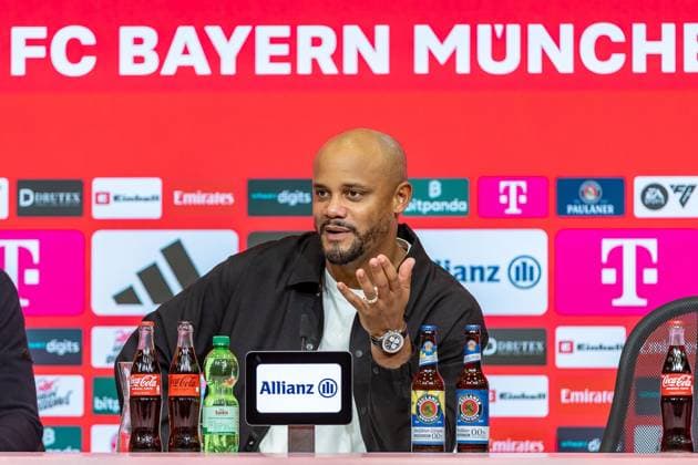Vincent Kompany FC Bayern Muenchen, Head Coach PK Press Conference Mimic Gesture Gesture, GER, FC Bayern Muenchen vs Bayer 04 Leverkusen, Football, Bundesliga, 09 Matchday, Season 2025 2026, 01 11 2025, DFL DFB REGULATES PROHIBIT ANY USE OF PHOTOGRAPHS AS IMAGE SEQUENCES AND OR QUASI VIDEO, GER, FC Bayern Muenchen vs Bayer 04 Leverkusen, Football, Bundesliga, 09 Matchday, Season 2025 2026, 01 11 2025 Muenchen Copyright: xEibner-Pressefoto JanixPlessx EP_JPL