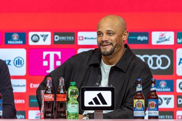Vincent Kompany FC Bayern Muenchen, Head Coach PK Press Conference laughing happily , GER, FC Bayern Muenchen vs Bayer 04 Leverkusen, Soccer, Bundesliga, 09 Matchday, Season 2025 2026, 01 11 2025, DFL DFB REGULATES PROHIBIT ANY USE OF PHOTOGRAPHS AS IMAGE SEQUENCES AND OR QUASI VIDEO, GER, FC Bayern Muenchen vs Bayer 04 Leverkusen, Football, Bundesliga, Matchday 09, Season 2025 2026, 01 11 2025 Muenchen Copyright: xEibner-Pressefoto JanixPlessx EP_JPL