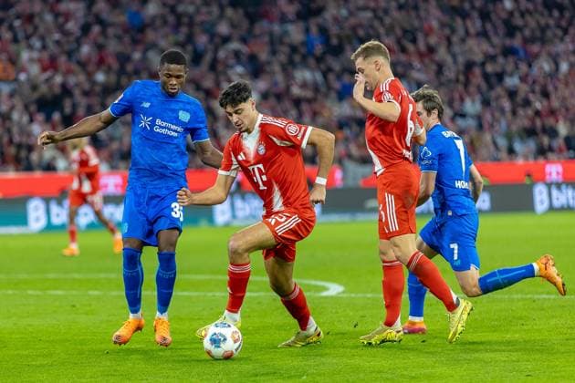 duel between Christian Kofane Bayer 04 Leverkusen, 35 Aleksandar Pavlovic FC Bayern Muenchen, 45 next to Joshua Kimmich FC Bayern Muenchen, 06 Jonas Hofmann Bayer 04 Leverkusen, 07 , GER, FC Bayern Muenchen vs Bayer 04 Leverkusen, Soccer, Bundesliga, 09 Matchday, Season 2025 2026, 01 11 2025, DFL DFB REGULATES PROHIBIT ANY USE OF PHOTOGRAPHS AS IMAGE SEQUENCES AND OR QUASI VIDEO, GER, FC Bayern Muenchen vs Bayer 04 Leverkusen, Football, Bundesliga, 09 Matchday, Season 2025 2026, 01 11 2025 Muenchen Copyright: xEibner-Pressefoto JanixPlessx EP_JPL